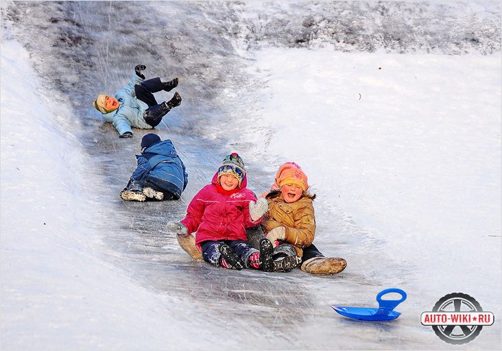 Видите, как весело детям на ледяных горках? Не оставайтесь в стороне!