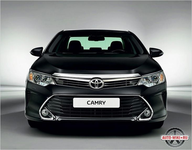 Toyota Camry 2015 вид спереди